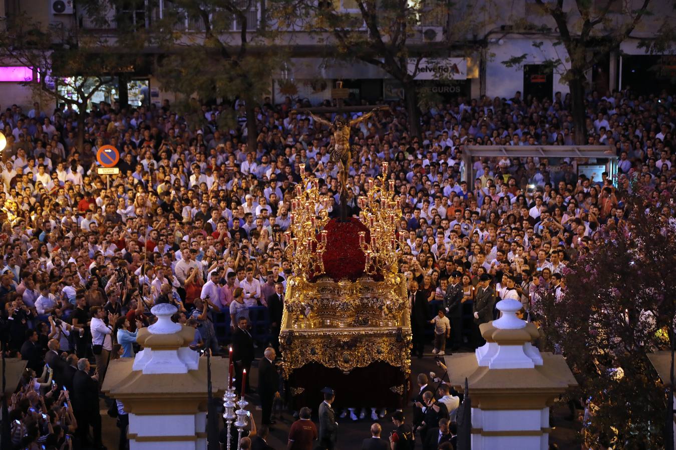 Salida extraordinaria del Cristo de la Sed, en imágenes