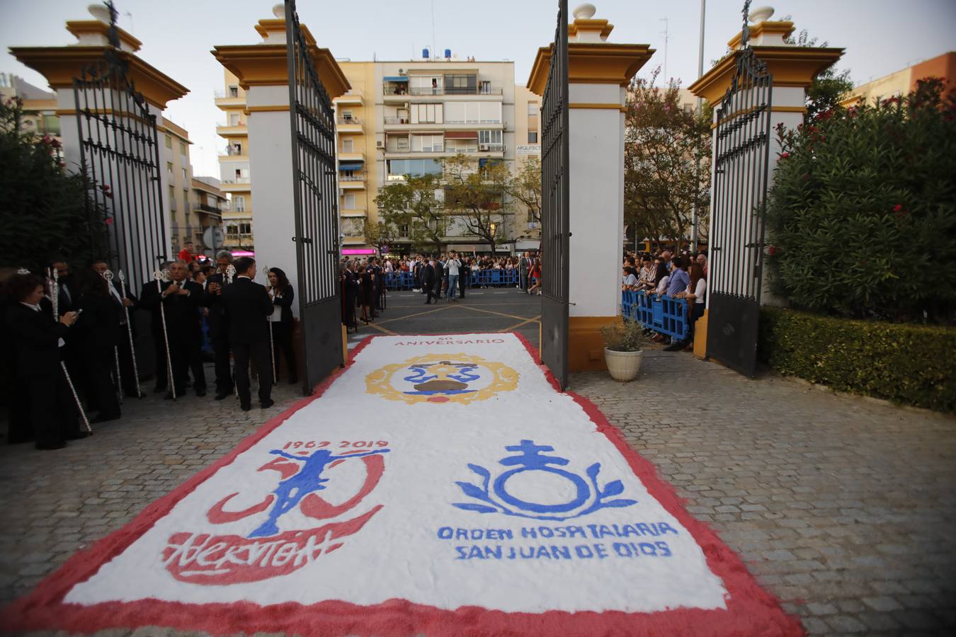 Salida extraordinaria del Cristo de la Sed, en imágenes