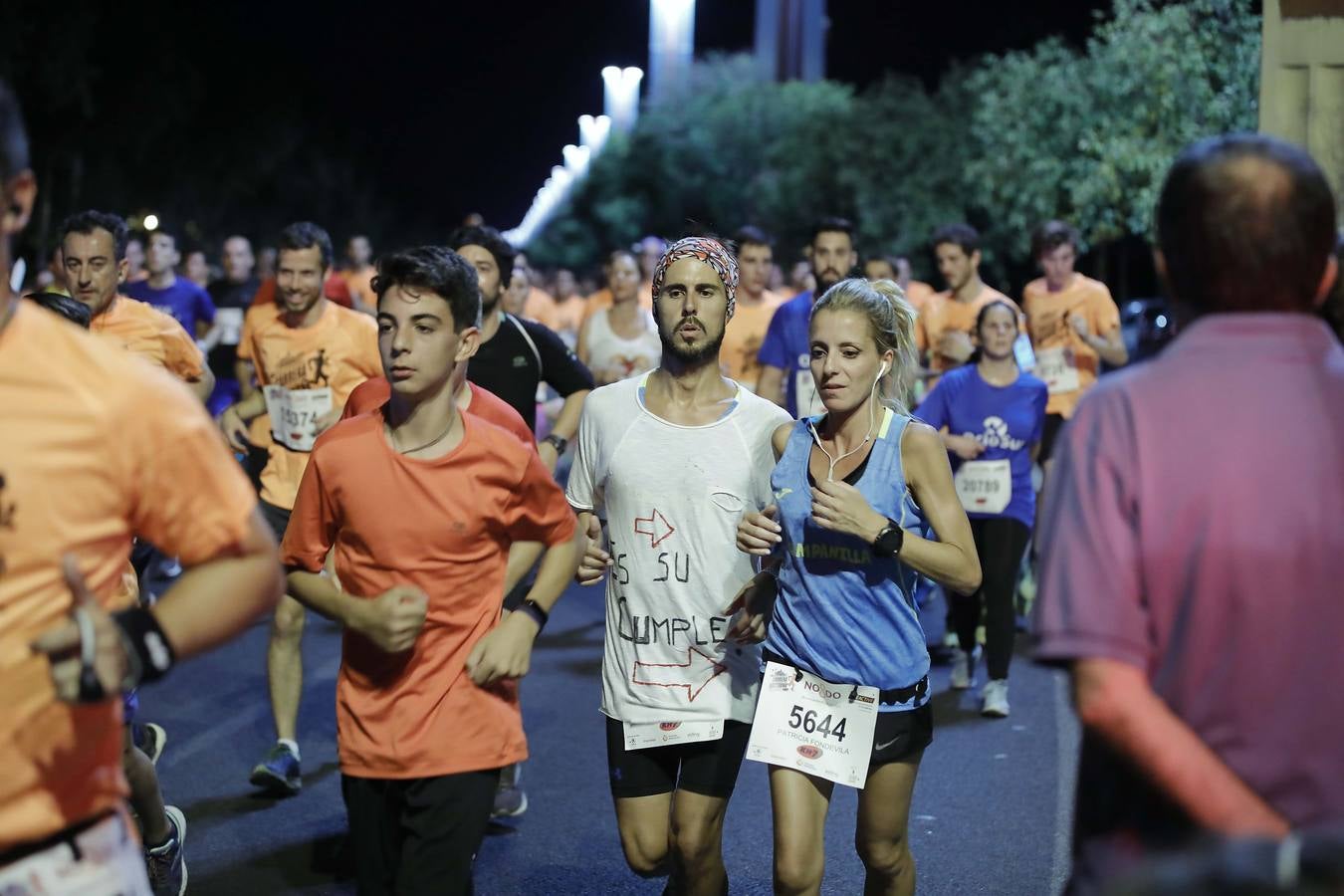 ¿Has corrido la Carrera Nocturna de Sevilla? Búscate en las fotos (V)