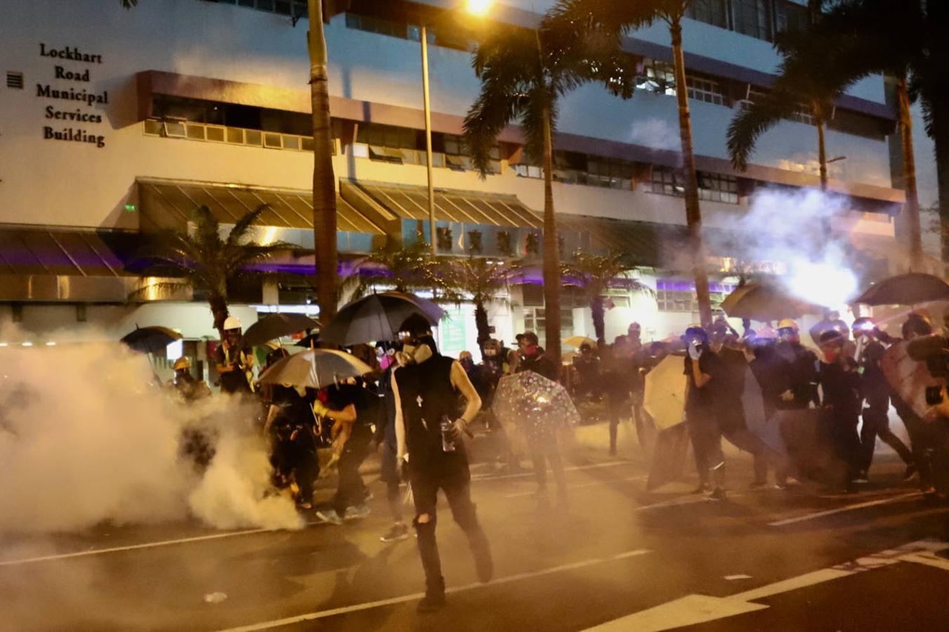 Lanzando gases lacrimógenos y con su cañón de agua, la Policía persiguió durante horas a los manifestantes en una intensa batalla campal. 