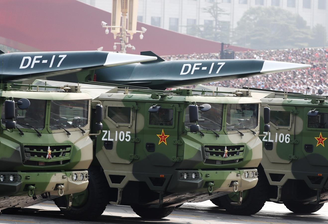 Vehículos militares que transportan el misil balístico hipersónico DF-17 pasan por la Plaza Tiananmen durante un desfile militar que marca el 70 aniversario de la fundación de la República Popular de China. 