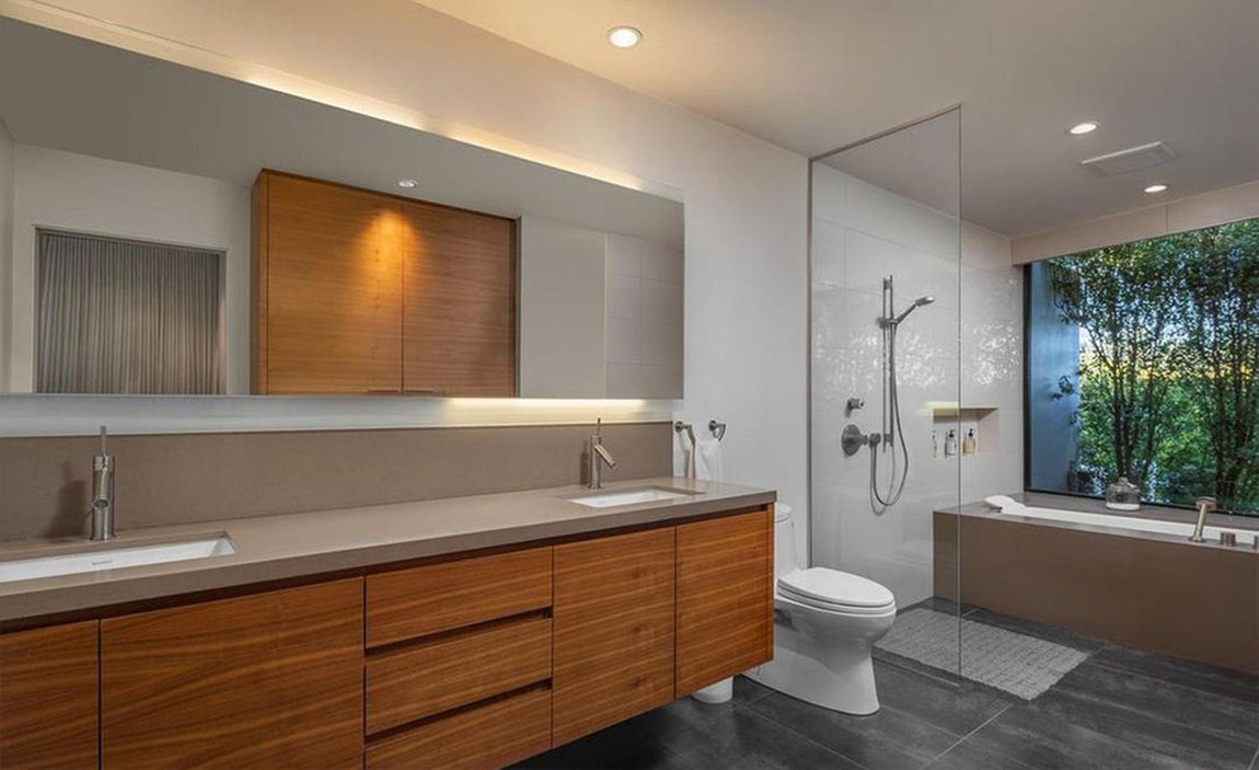 Cuartos de baño. El cuarto de baño de la suite principal es tipo spa, tiene bañera hidromasaje y muebles de lujo
