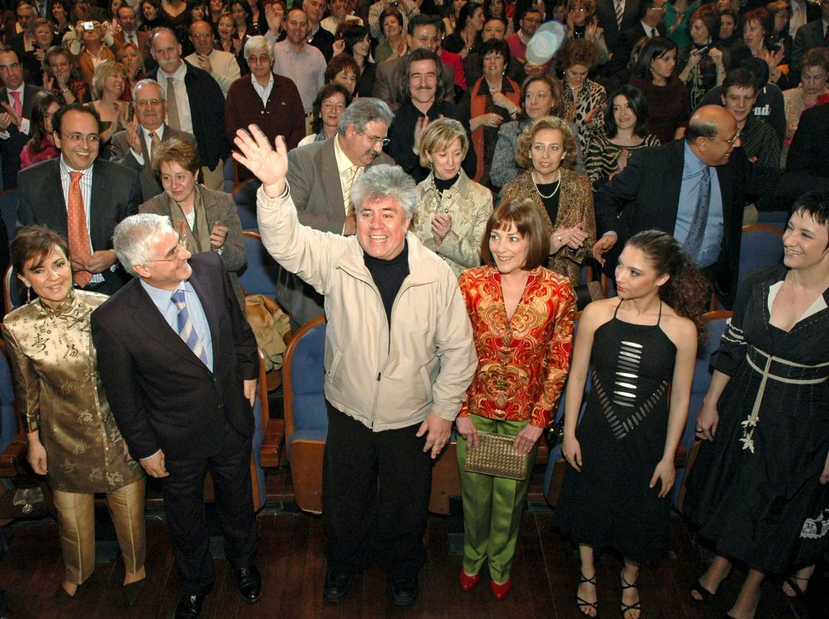 El director manchego Pedro Almodóvar junto al expresidente José María Barreda durante la presentación Mundial de su película “Volver”, celebrada en Puertollano en 2006.. 