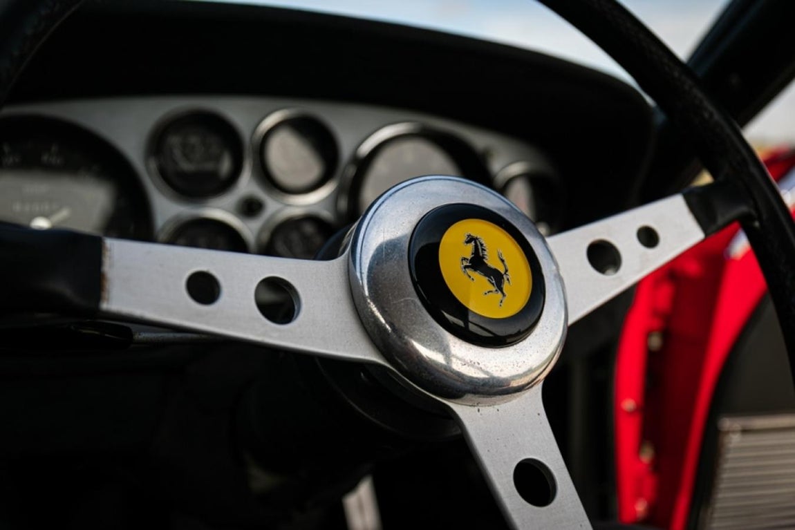 Ferrari 365 GTB/4. La historia del clásico no ha transcurrido en un garaje, tiene calle. A pesar de eso, los elementos se mantienen en perfecto estado de conservación