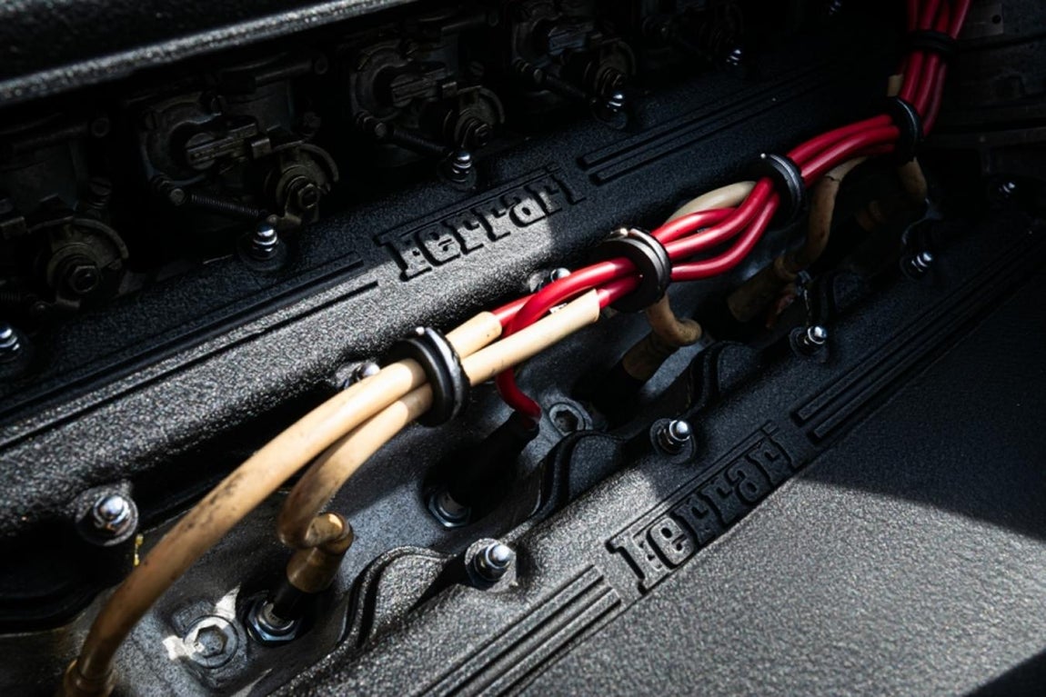 Ferrari 365 GTB/4. Su motor de V12 de cuatro cilindros y 4.4 litros rinde 352 caballos de fuerza y lo convirtió en el coche más rápido de su tiempo