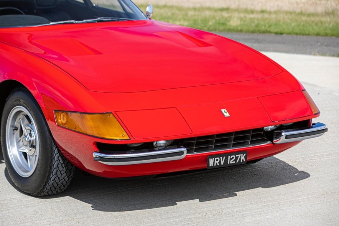 Ferrari 365 GTB/4 Daytona. El extravagante músico atesora actualmente un patrimonio de 68 millones de euros. Su talento afloró a una edad muy temprana y, como a cualquier joven a quien la fama y el dinero llegan de improviso, no tardó en apasionarse por los excesos y a interesarse por los bienes de lujo