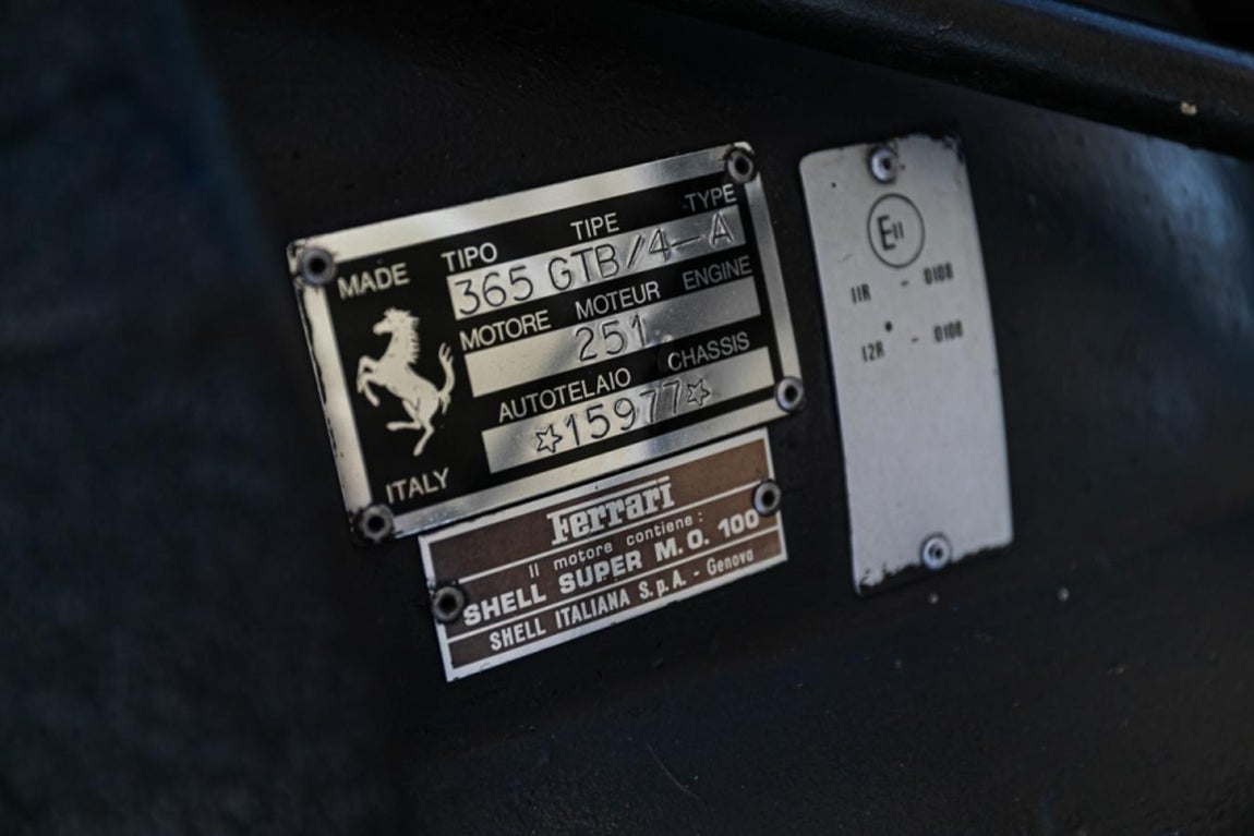 Ferrari 365 GTB/4. El automóvil se venderá junto a la documentación que garantiza su originalidad: su historial completo con copias de las hojas de construcción originales, formularios de pedido, correspondencia de entrega y un archivo ordenado cronológicamente de cada factura de servicio Ferrari y recibo de nuevo.  Se complementa con un conjunto completo de certificados MOT originales para respaldar el kilometraje