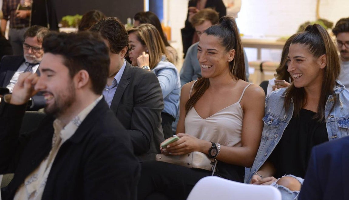 Esther y Gemma Pineda, más conocidas como las «Gemelas Pin», y colaboradoras de ABC Bienestar, no han parado de sonreír en todo el evento