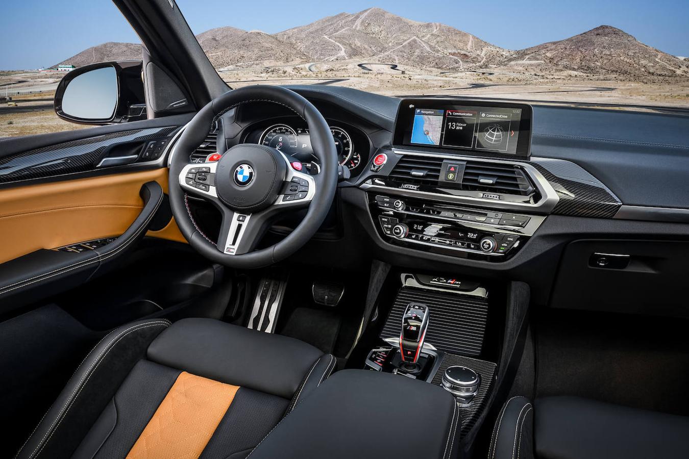 El habitáculo del BMW X3 M es deportivo y lujoso, con tapicería e instrumentación específica M. 