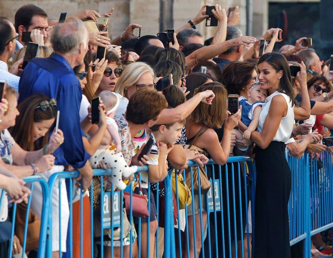 Además, han tenido la oportunidad de hacer un pequeño recorrido por las calles de Orihuela donde han podido conversar con vecinos, que les han trasladado los momentos vividos y que han lamentado que su visita haya sido como consecuencia de los efectos del temporal.. 
