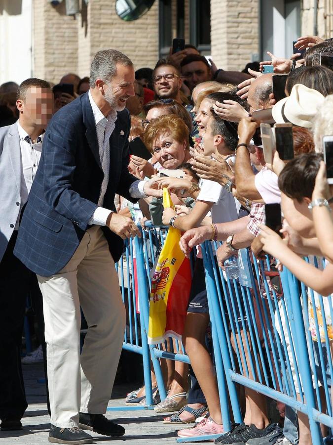 Tras visitar Orihuela (Alicante), la capital de la comarca de la Vega Baja del Segura, que también sufrió graves destrozos, don Felipe y doña Letizia se han desplazado a la localidad murciana en el mar Menor, separada por unos 50 kilómetros.. 