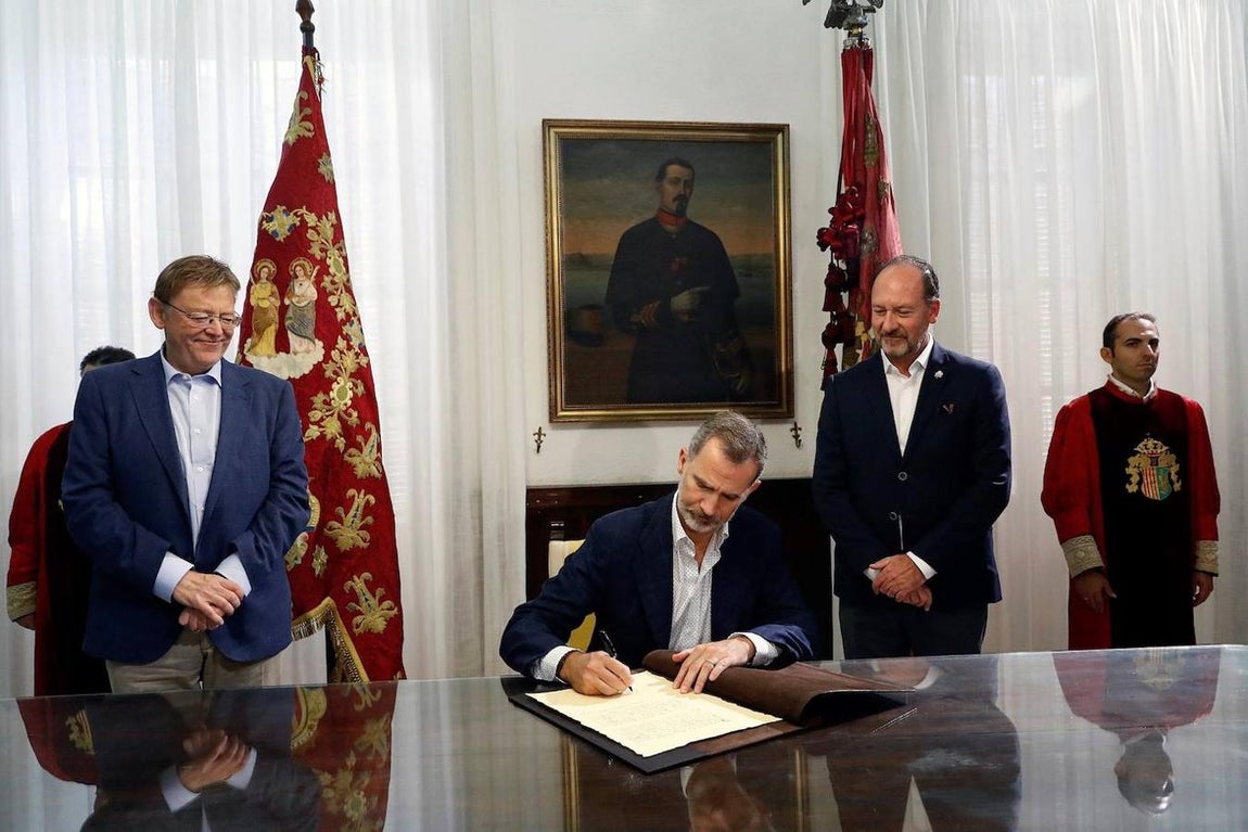 Don Felipe y Doña Letizia han estado acompañados por el 'president' de la Generalitat, Ximo Puig, quien ha agradecido "profundamente" la visita y el "contacto permanente" que desde Casa Real se mantuvo durante "la catástrofe".. 