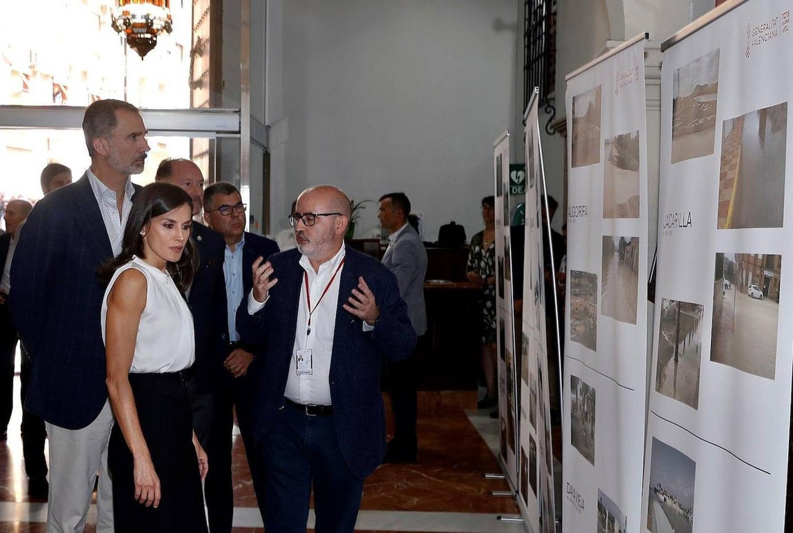 En Orihuela y en Los Alcázares, los Reyes han iniciado su visita con un encuentro para informarse del impacto que tuvo el temporal en el municipio alcazareño y de las tareas que se han llevado a cabo desde entonces para reparar los graves destrozos causados.. 