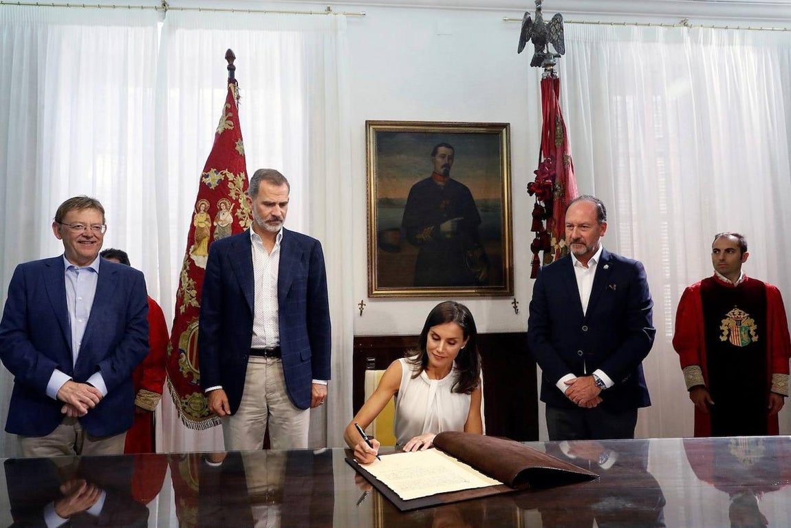 Los Reyes visitan la Vega Baja para conocer de primera mano los efectos de la gota fría que asoló la zona en septiembre