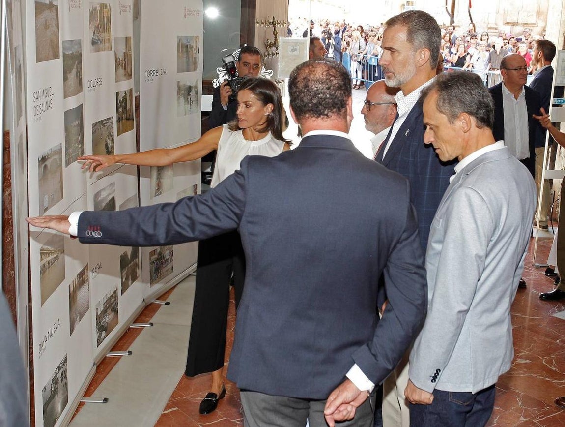Apretones de manos, selfies, besos y saludos salpicados con algún "viva el rey" o "viva Letizia" se han sucedido durante el recorrido de poco más de dos horas en el cual los reyes han conocido, en el Ayuntamiento de Orihuela, detalles del dispositivo de emergencias que se desplegó durante cerca de una semana contra la DANA o gota fría.. 