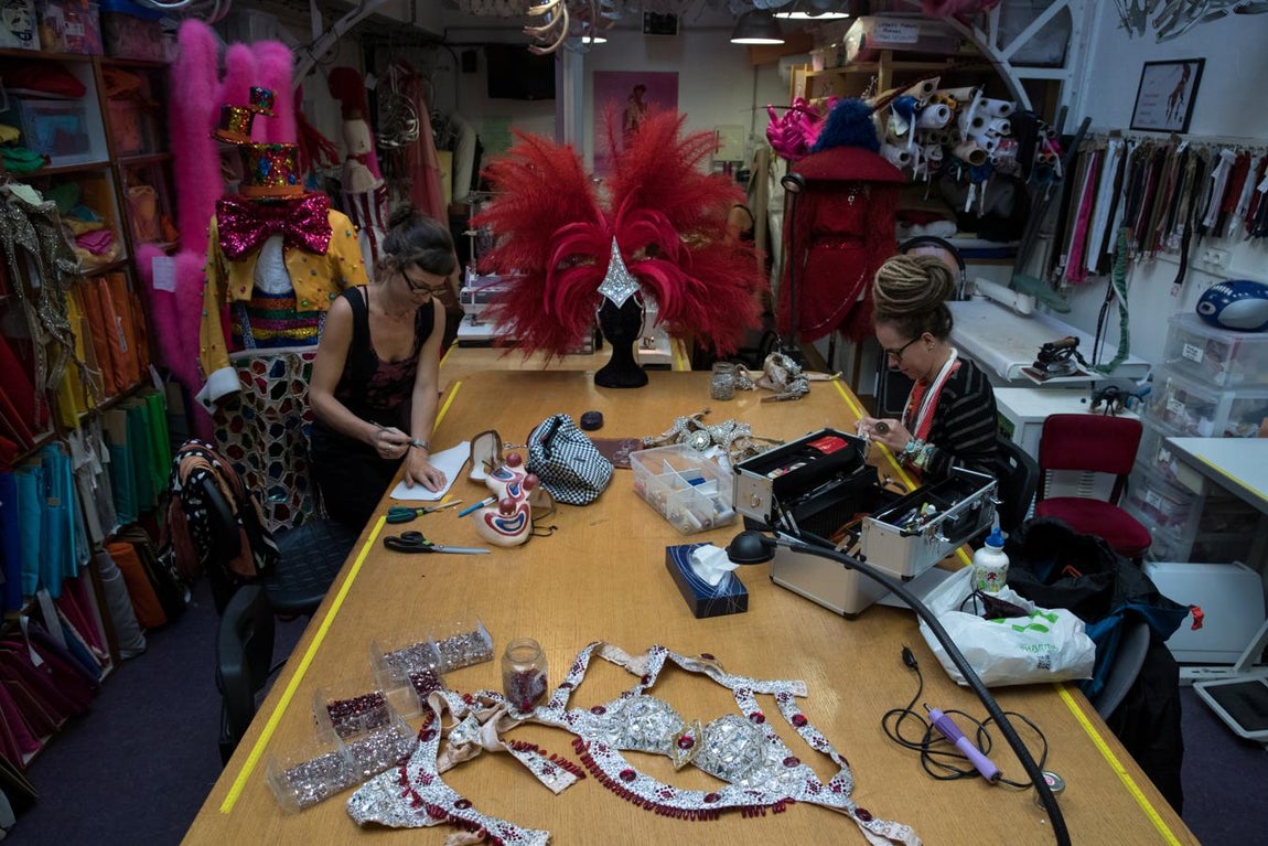 Los talleres del Moulin Rouge. Cada espectáculo requiere 1.000 trajes, todos ellos elaborados en los talleres que han provisto al Moulin Rouge durante décadas. Cada bailarina tiene que hacer entre 10 y 15 cambios de vestuario por espectáculo, con unos 90 segundos para completar cada uno antes de tener que volver a salir al escenario.