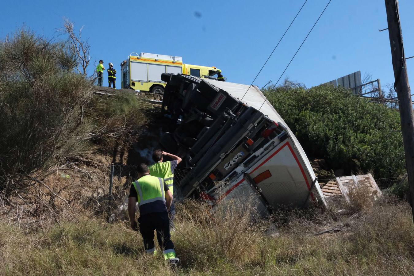 FOTOS: Un accidente cae por un terraplén