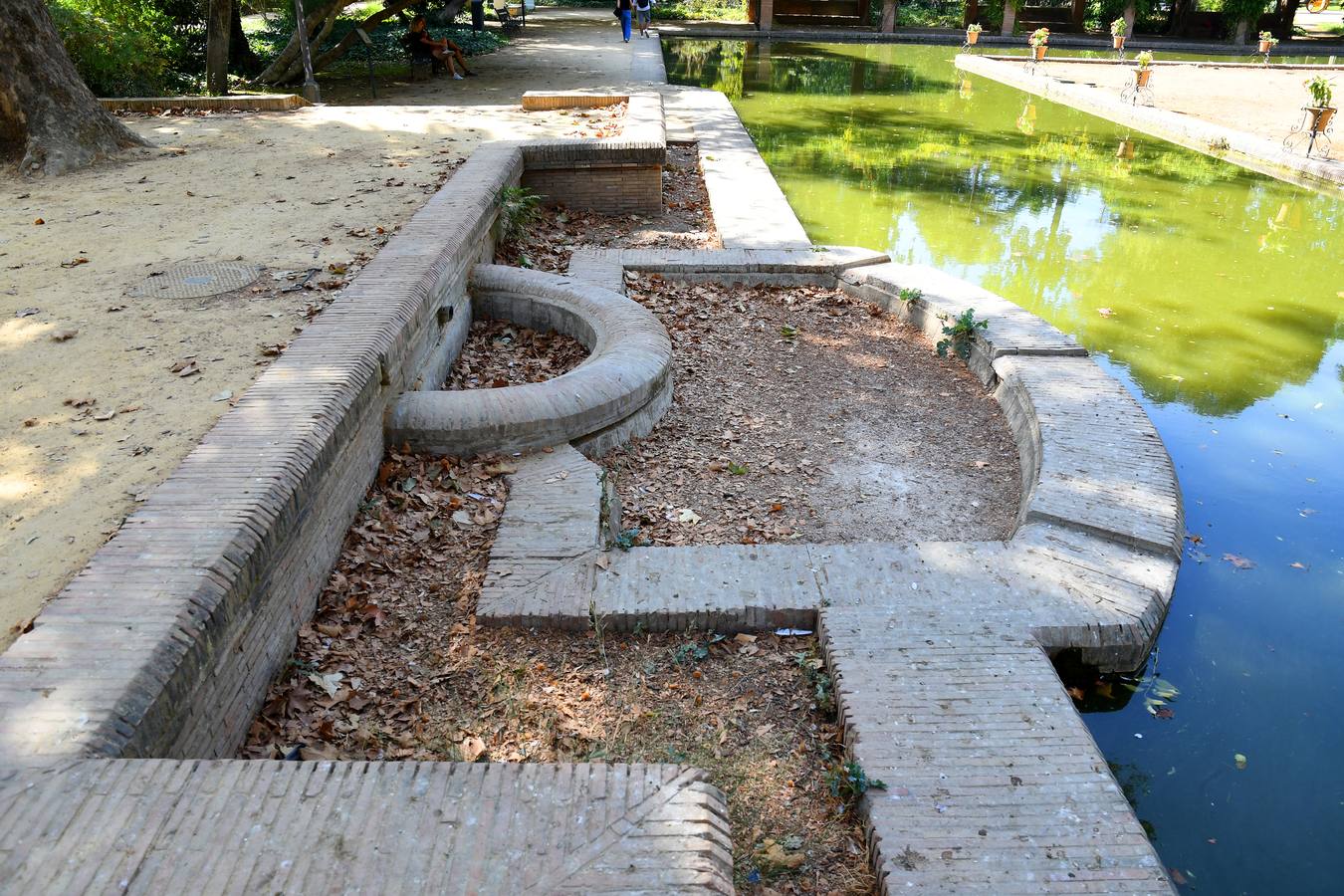 El deterioro del parque de María Luisa, en imágenes (I)