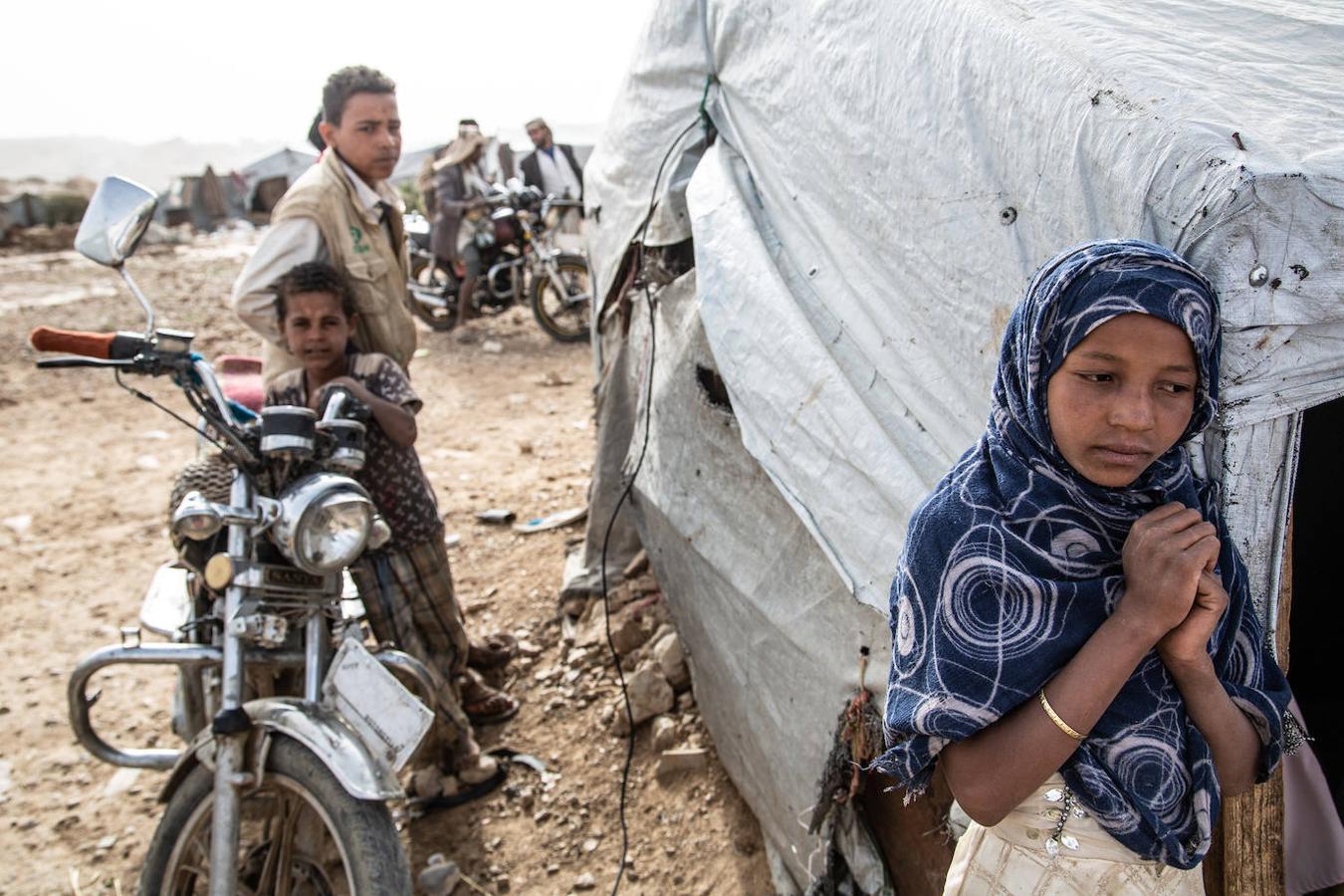 Estas nuevas familias desplazadas se han unido a otras muchas que ya vivían en el exilio en Khamer desde hacía varios años tras huir de los combates. En el campo de Dahadh, casi 3.500 personas viven en estos momentos en condiciones precarias, con muchas dificultades para recibir atención médica y agua.. 