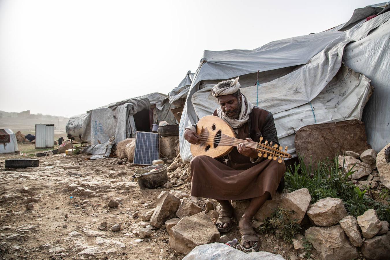 Mohammed Hamoud, toca el oud (laúd árabe). Vive en el campo de Dahadh que se levanta a un kilómetro de la ciudad de Khamer, cerca del mercado de qat, un estimulante vegetal que se consume en Yemen, Etiopía, Somalia y otros países árabes vecinos del Cuerno de África.. 