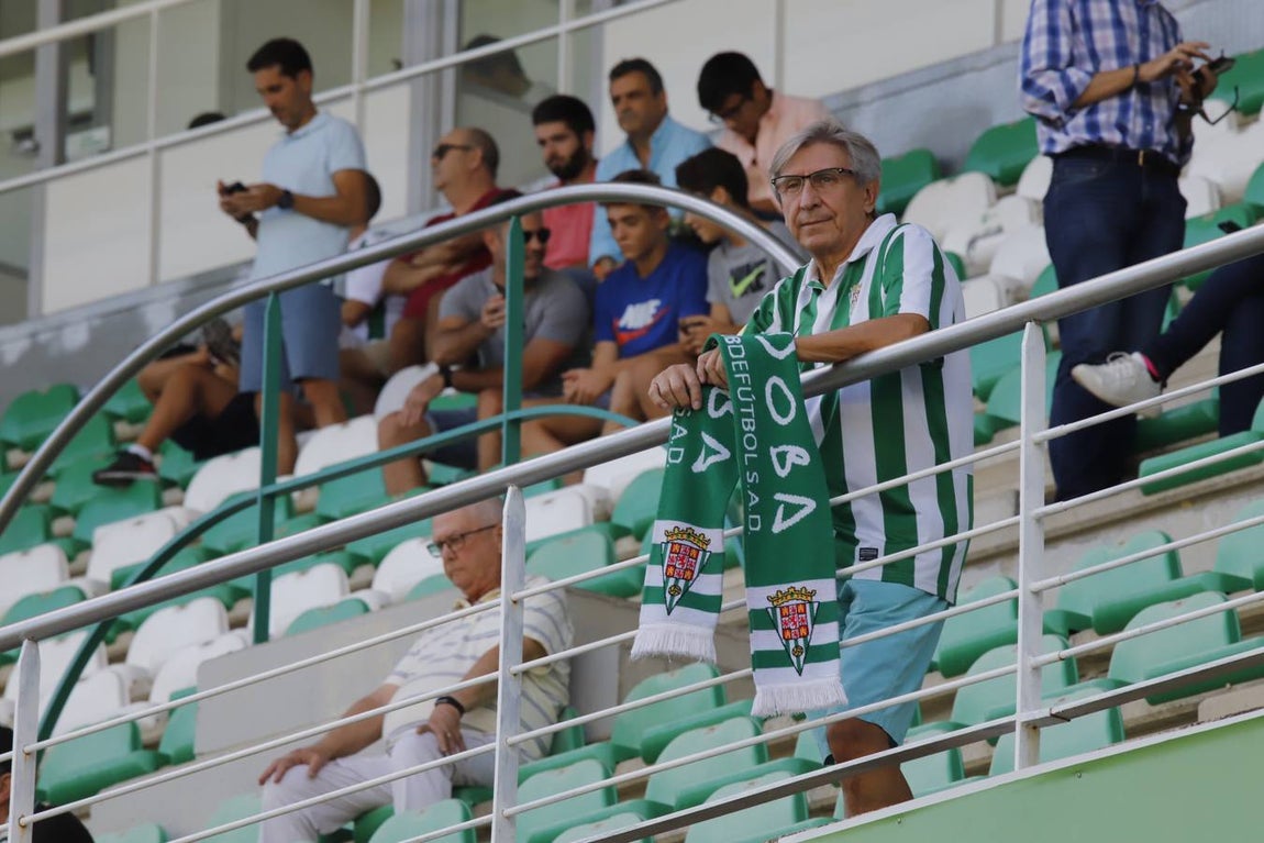 El ambiente en las gradas del Córdoba-Cádiz B, en imágenes