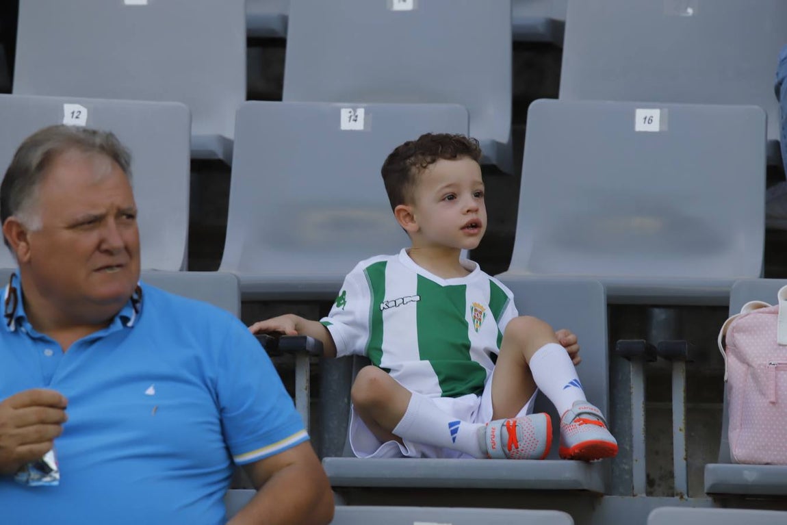 El ambiente en las gradas del Córdoba-Cádiz B, en imágenes