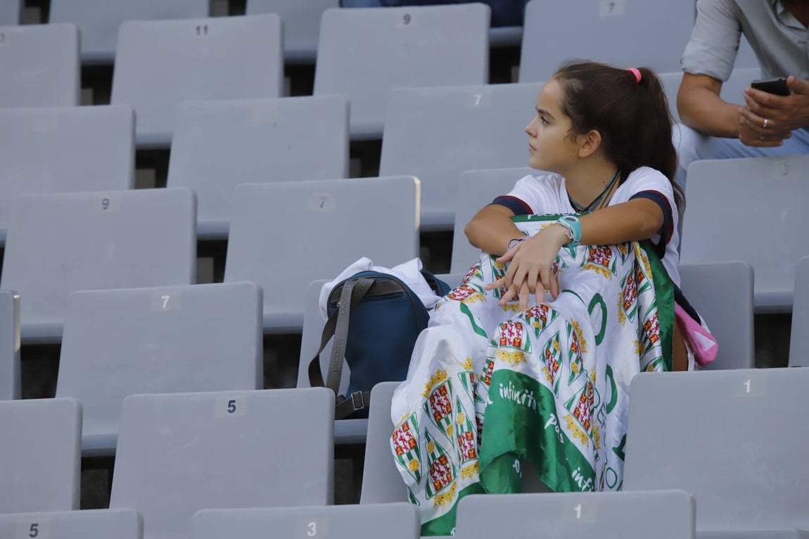 El ambiente en las gradas del Córdoba-Cádiz B, en imágenes