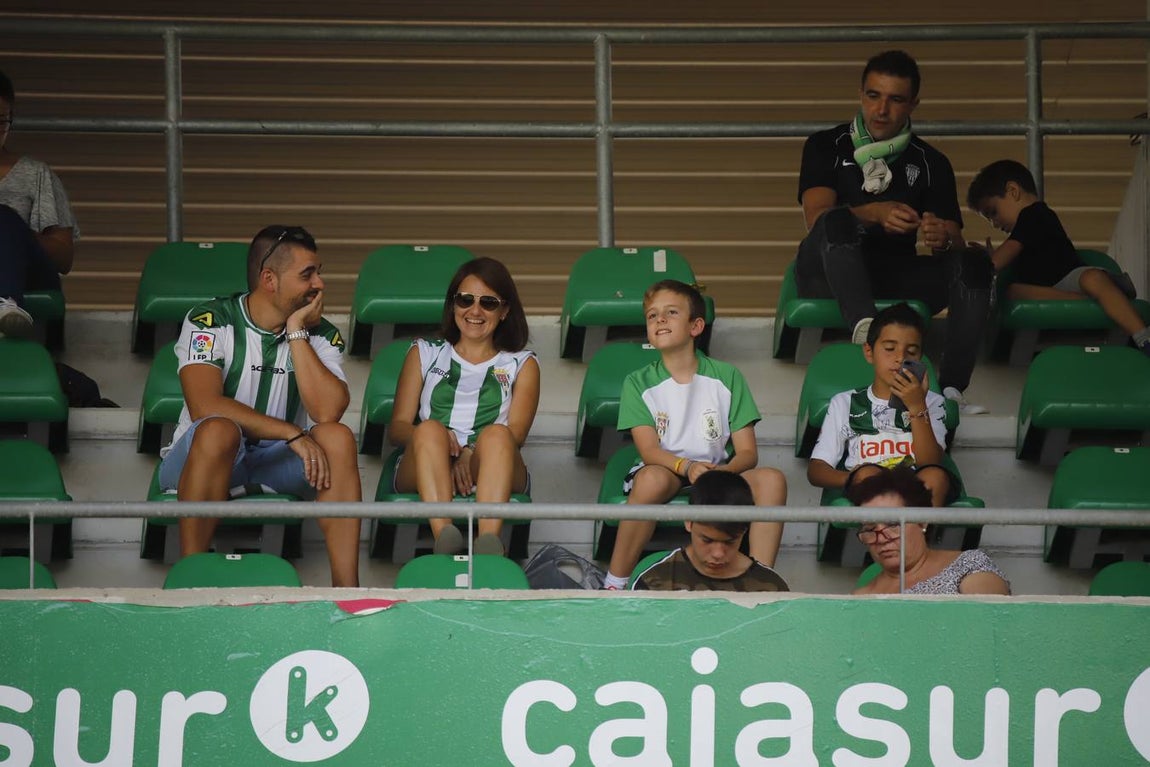 El ambiente en las gradas del Córdoba-Cádiz B, en imágenes