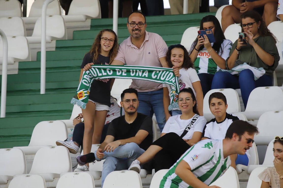 El ambiente en las gradas del Córdoba-Cádiz B, en imágenes