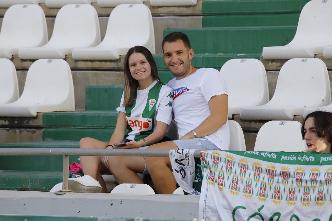 El ambiente en las gradas del Córdoba-Cádiz B, en imágenes