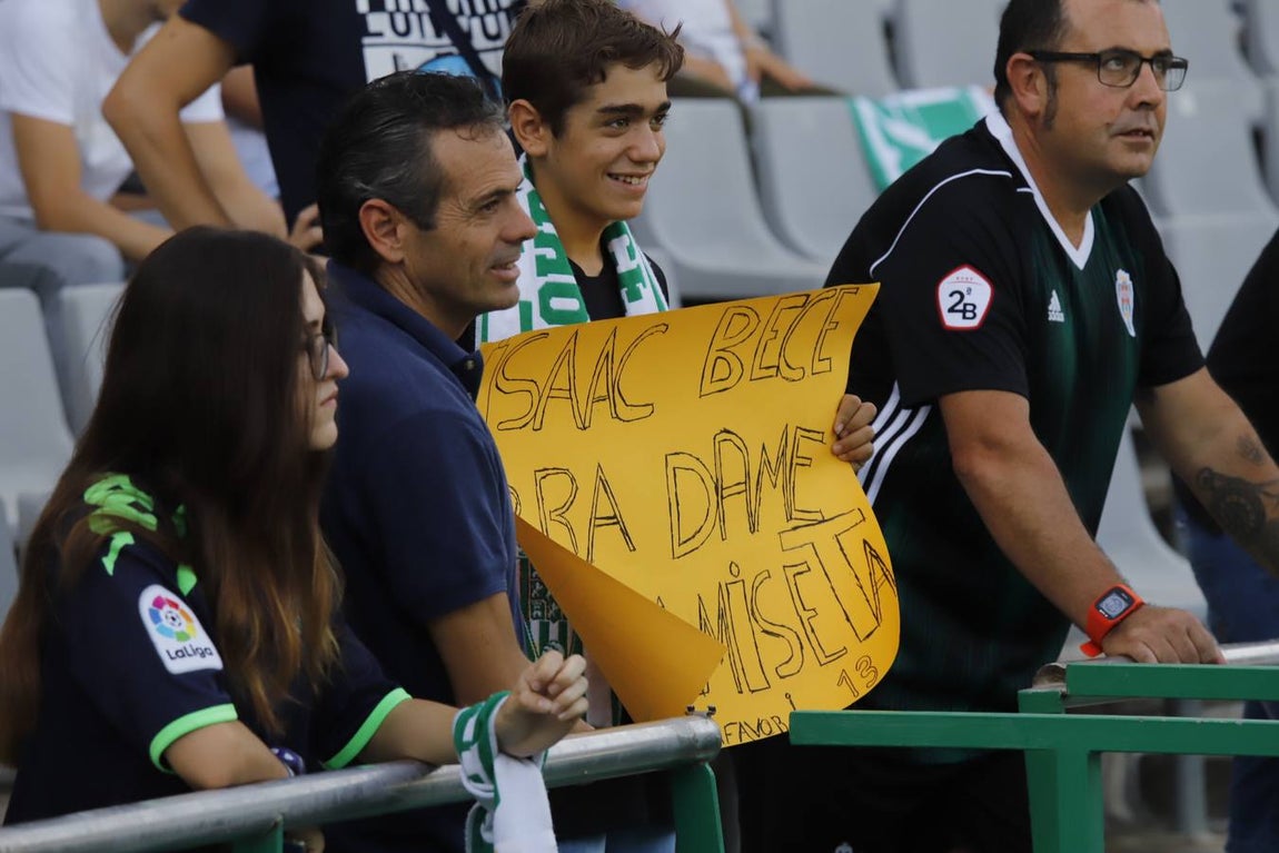 El ambiente en las gradas del Córdoba-Cádiz B, en imágenes