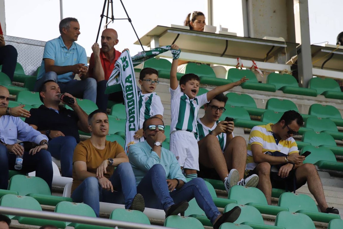 El ambiente en las gradas del Córdoba-Cádiz B, en imágenes