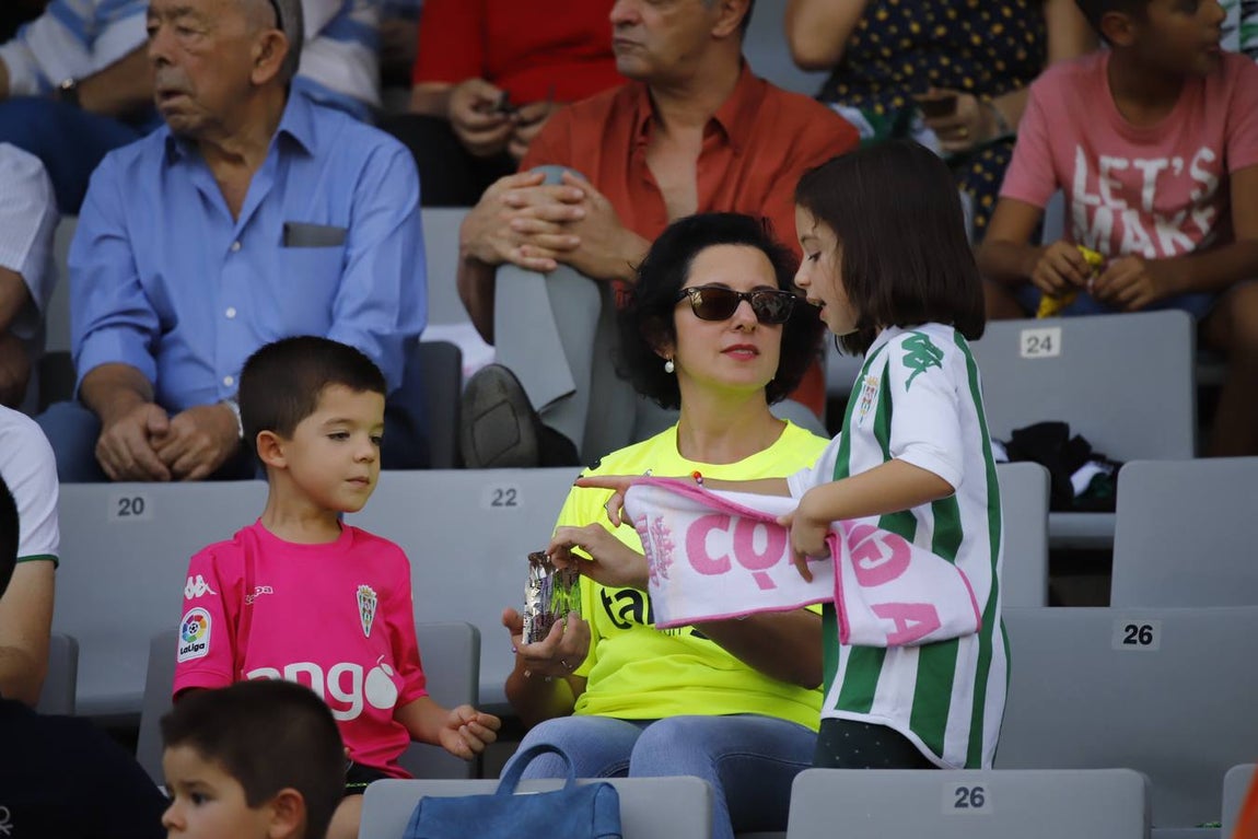 El ambiente en las gradas del Córdoba-Cádiz B, en imágenes