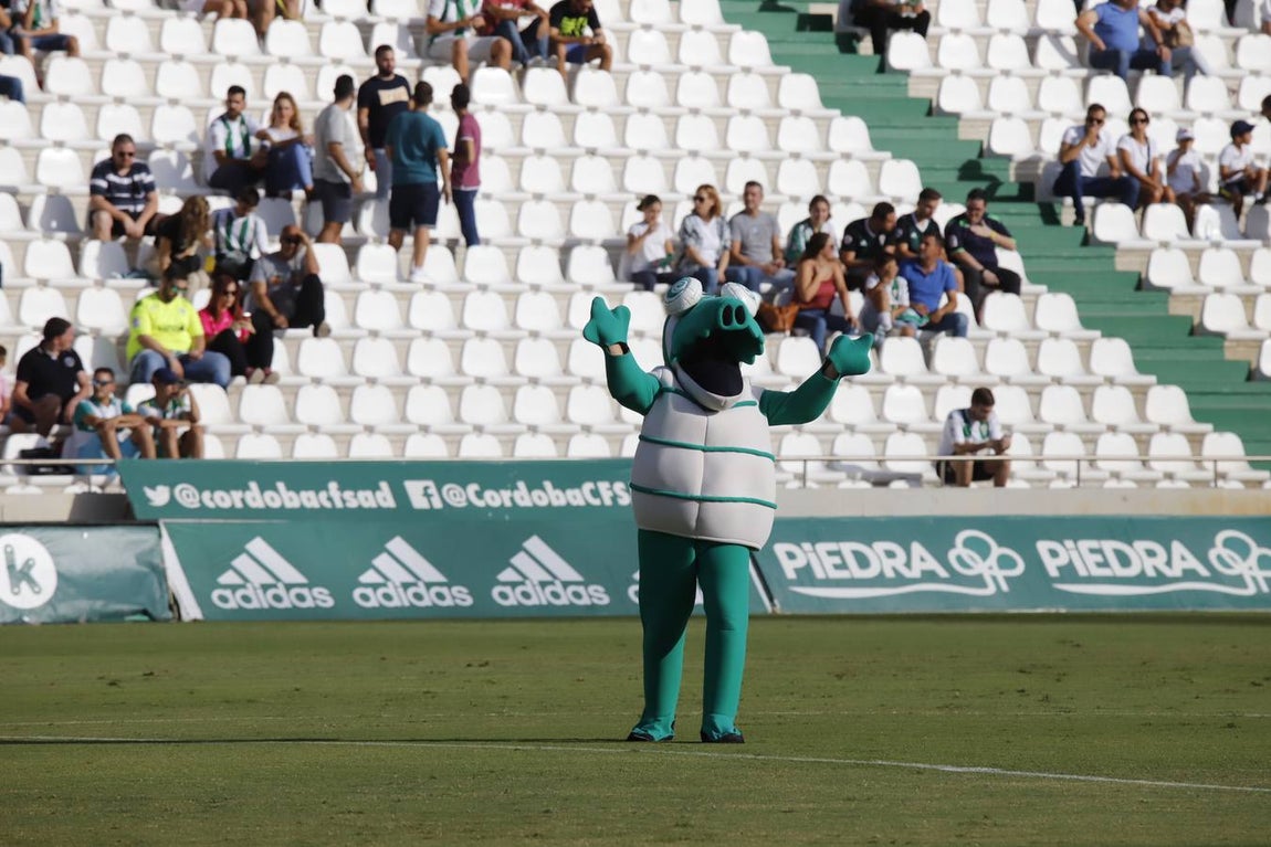 El ambiente en las gradas del Córdoba-Cádiz B, en imágenes