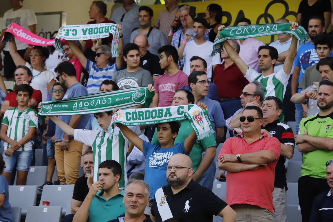 El ambiente en las gradas del Córdoba-Cádiz B, en imágenes