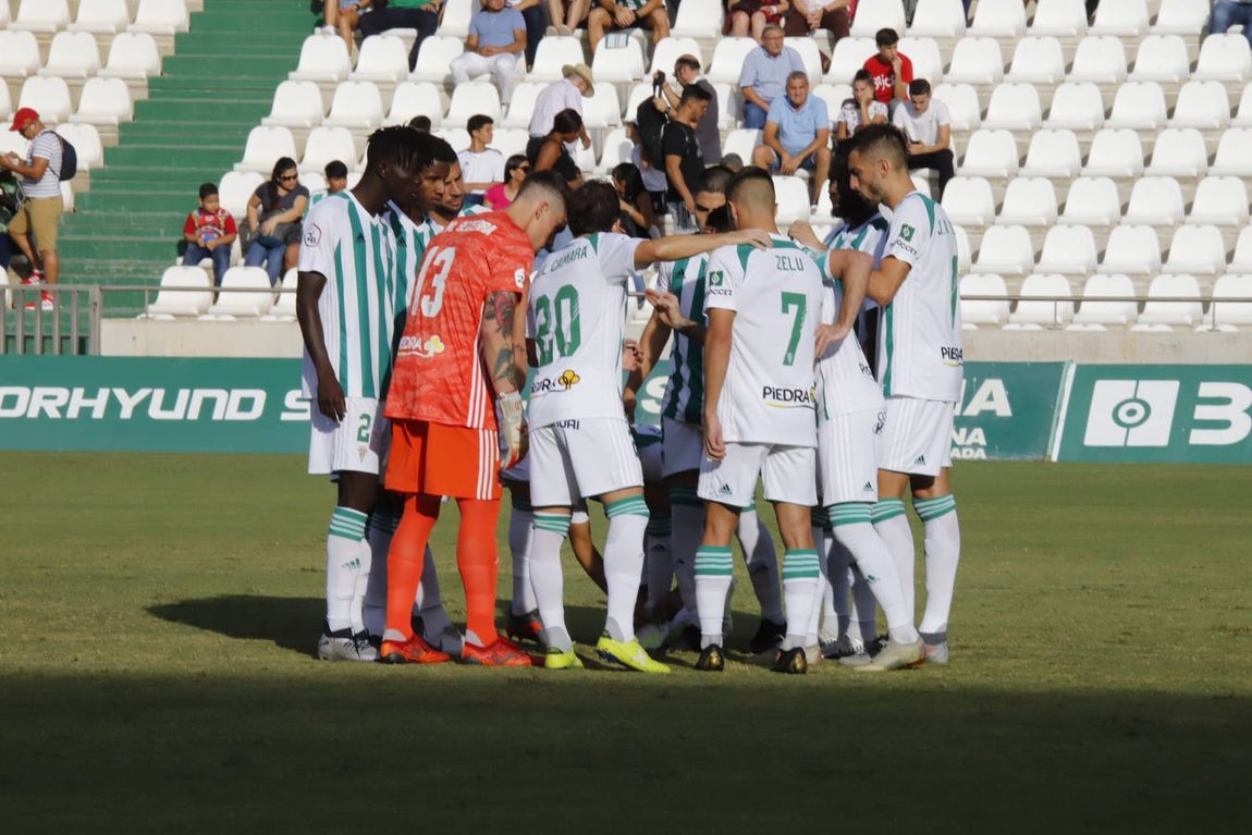 El ambiente en las gradas del Córdoba-Cádiz B, en imágenes