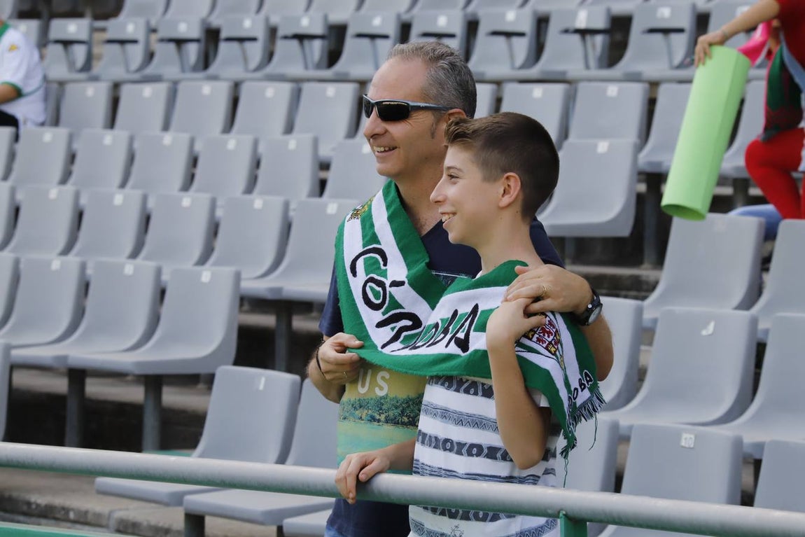 El ambiente en las gradas del Córdoba-Cádiz B, en imágenes