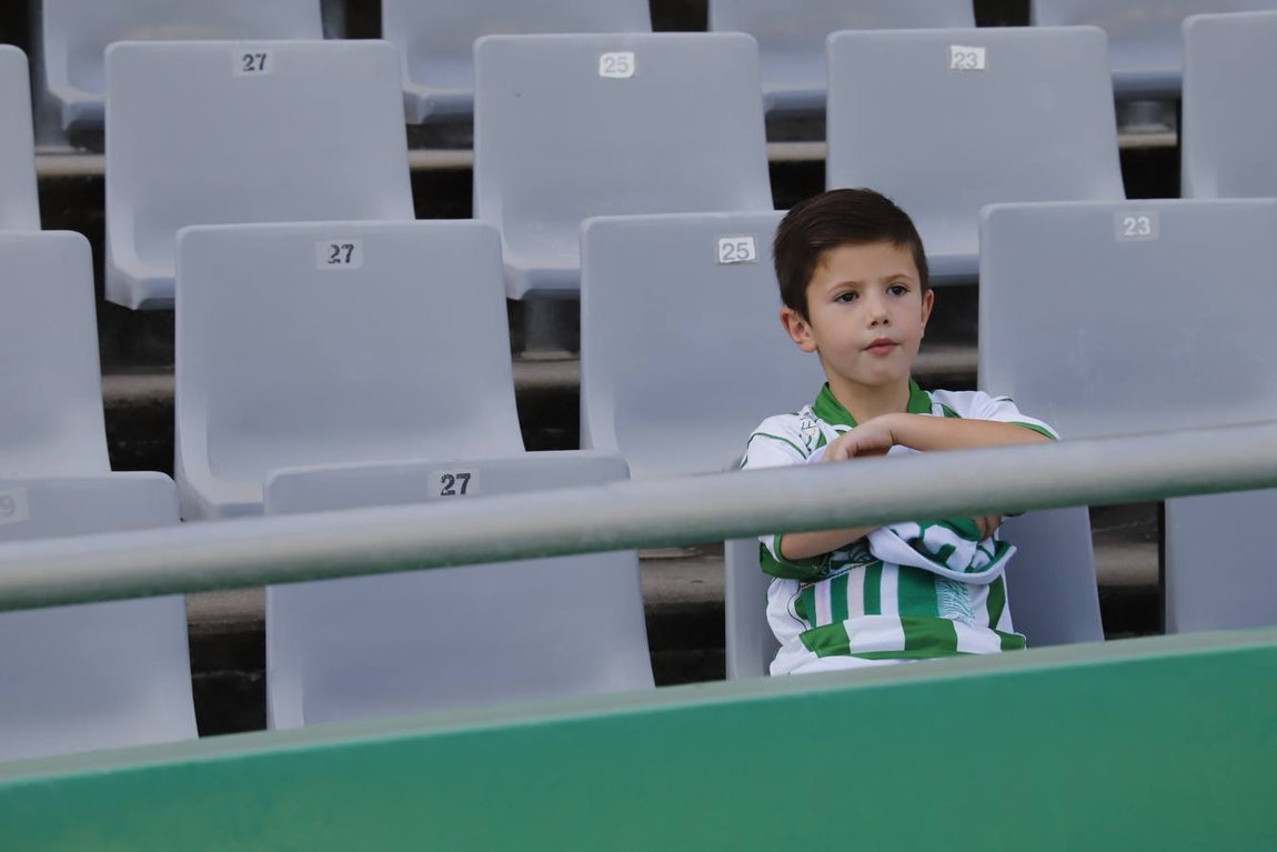 El ambiente en las gradas del Córdoba-Cádiz B, en imágenes