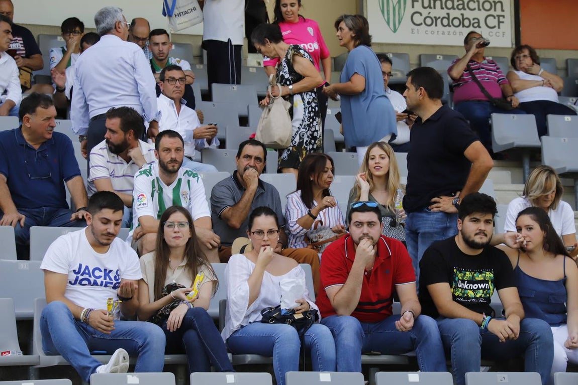 El ambiente en las gradas del Córdoba-Cádiz B, en imágenes