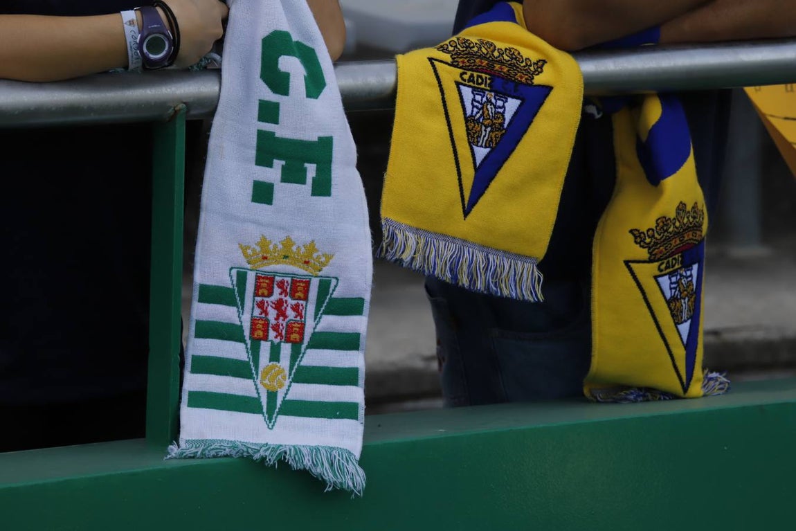 El ambiente en las gradas del Córdoba-Cádiz B, en imágenes