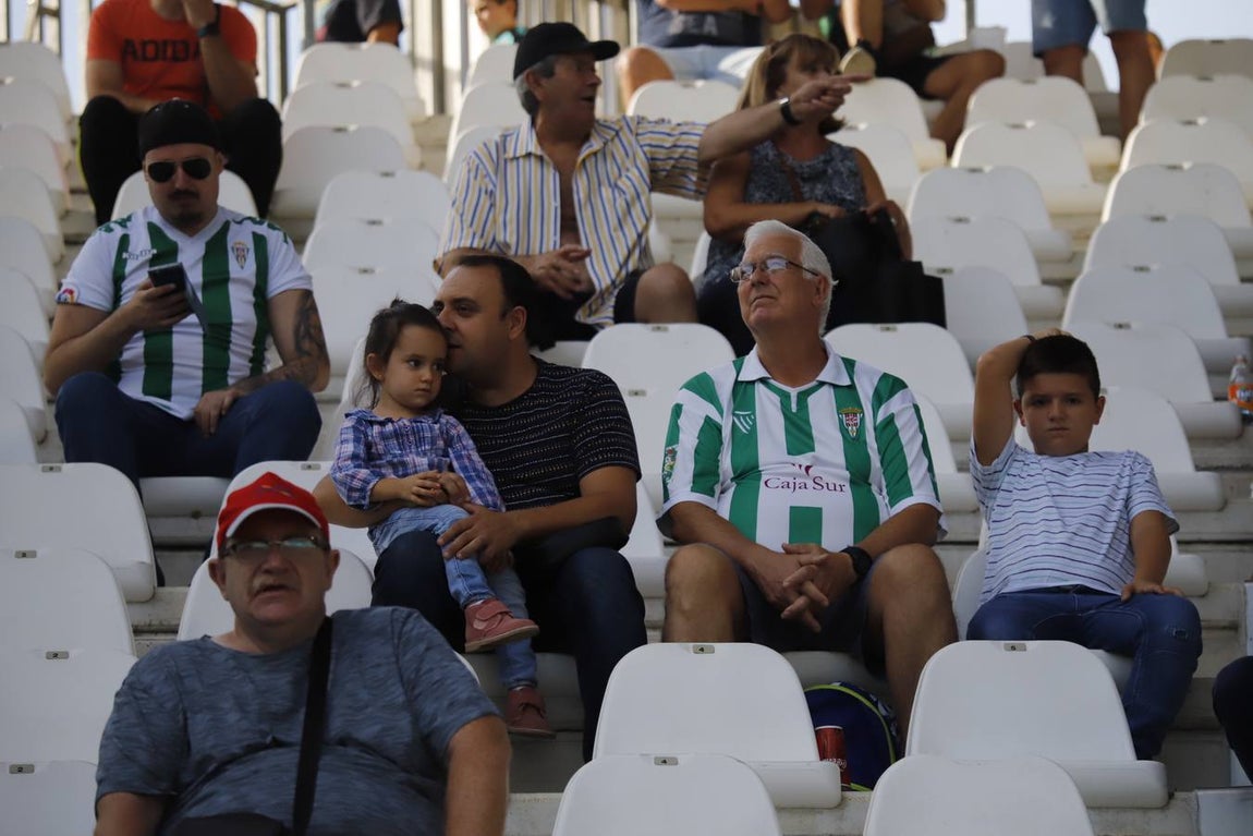 El ambiente en las gradas del Córdoba-Cádiz B, en imágenes