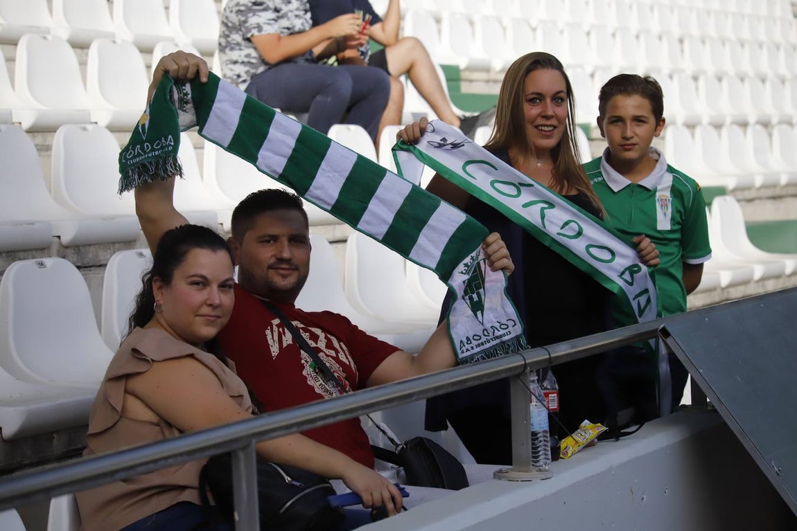 El ambiente en las gradas del Córdoba-Cádiz B, en imágenes