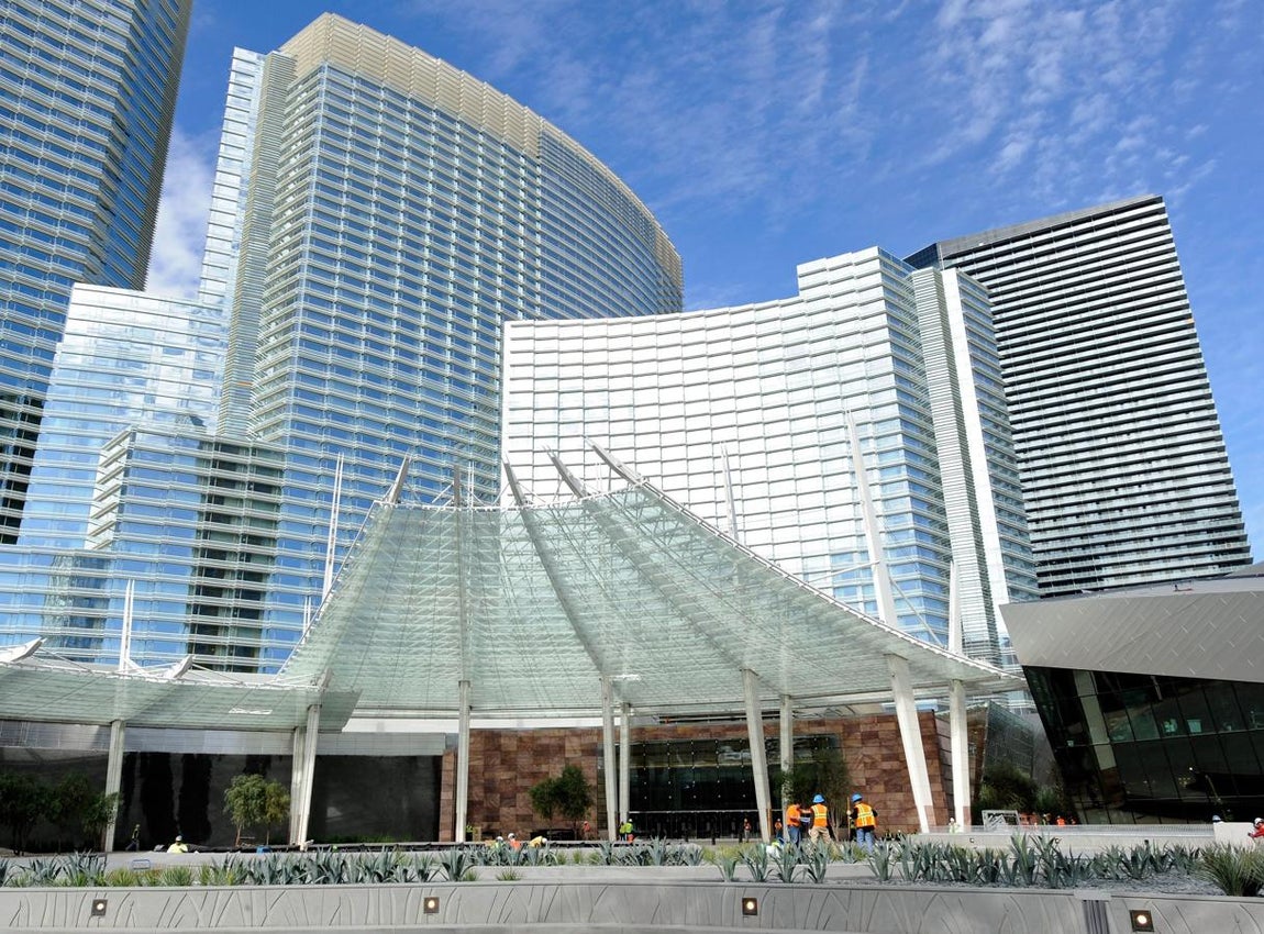 Cosmopolitan, Las Vegas. Este edificio está inspirado en el arte y juega con su formas para inspirar a quien lo visita. En su interior atesora multitud de obras y 3.027 habitaciones, spa, gimnasio y todos los lujos imaginables. Precio: 4 mil millones de euros