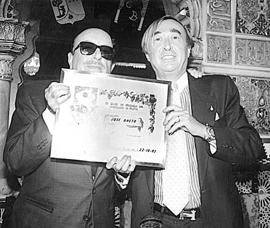 Oneto recibe el «Garbanzo de Plata» del Club de Prensa (año 1997).. 