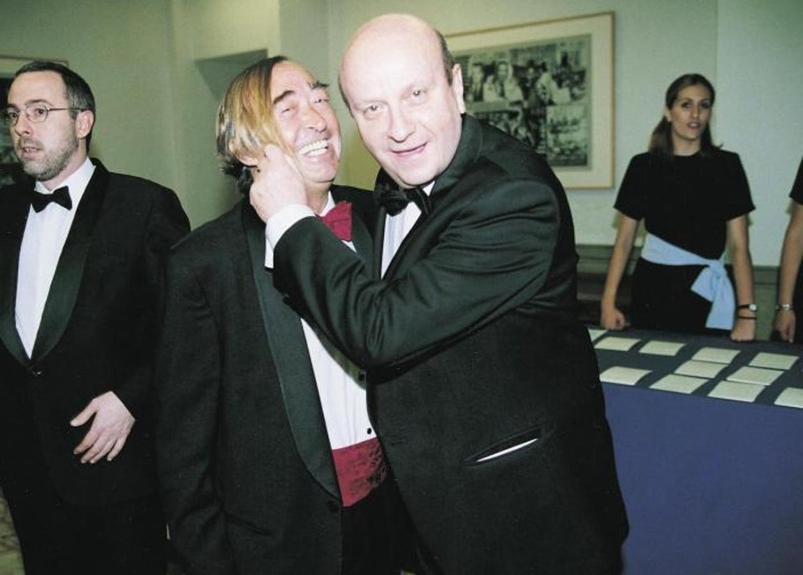 José Oneto y Carlos Dávila en la entrega de los Premios Mariano de Cavia, Luca de Tena y Mingote (año 2001). 