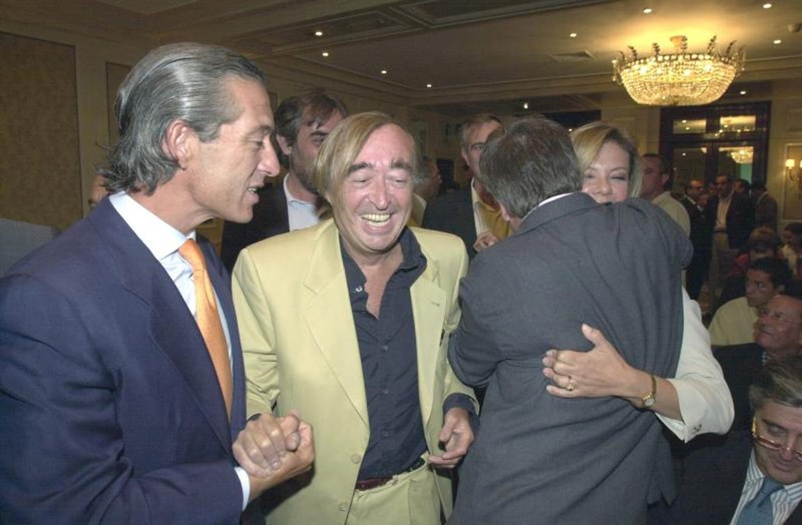 Pepe Oneto conversa con Javier Gimeno de Priede (i) durante el acto de presentación de la nueva programación de Onda Cero para la temporada 2001-2002 (año 2001). 