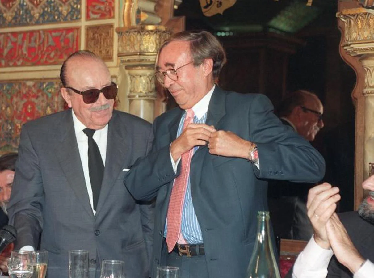 José Oneto (dcha), recibió el premio «Garbanzo de Plata» de manos del presidente del Club periodístico Garbanzo de Plata, Matías Prats (izq) en el año 1997. 