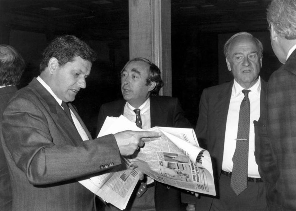 El presidente de la Agencia Efe, Alfonso S. Palomares, conversa con el entonces director de la revista «Tiempo», José Oneto, el presidente de la Agencia Europa Press, José Marío Armero, y el periodista, Luis del Olmo, director del programa «Protagonistas» de la cadena COPE, momentos antes de iniciar sus deliberaciones el jurado del Premio Príncipe de Asturias de Comunicación y Humanidades (año 1988). 