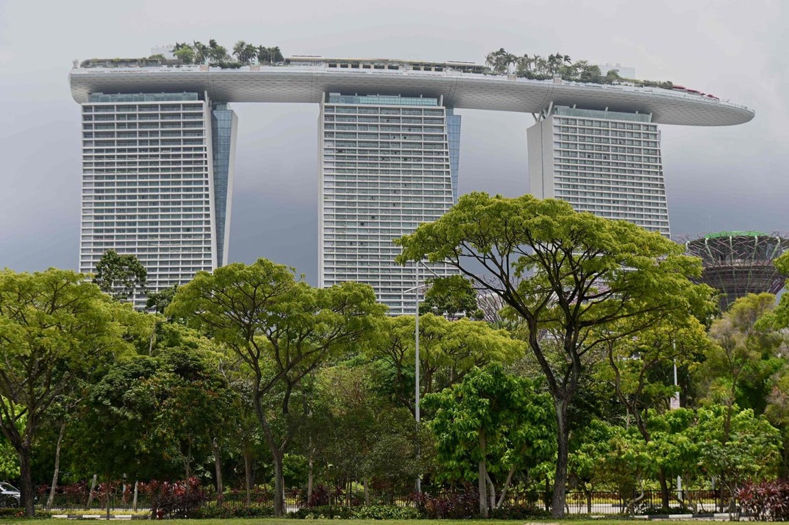 Marina Bay Sands, Singapur. Es el hotel más grande del mundo. Tiene una de la más impresionantes piscinas infinitas, el casino más grande del mundo y más de 5.000 habitaciones. Precio: 5 millones de euros