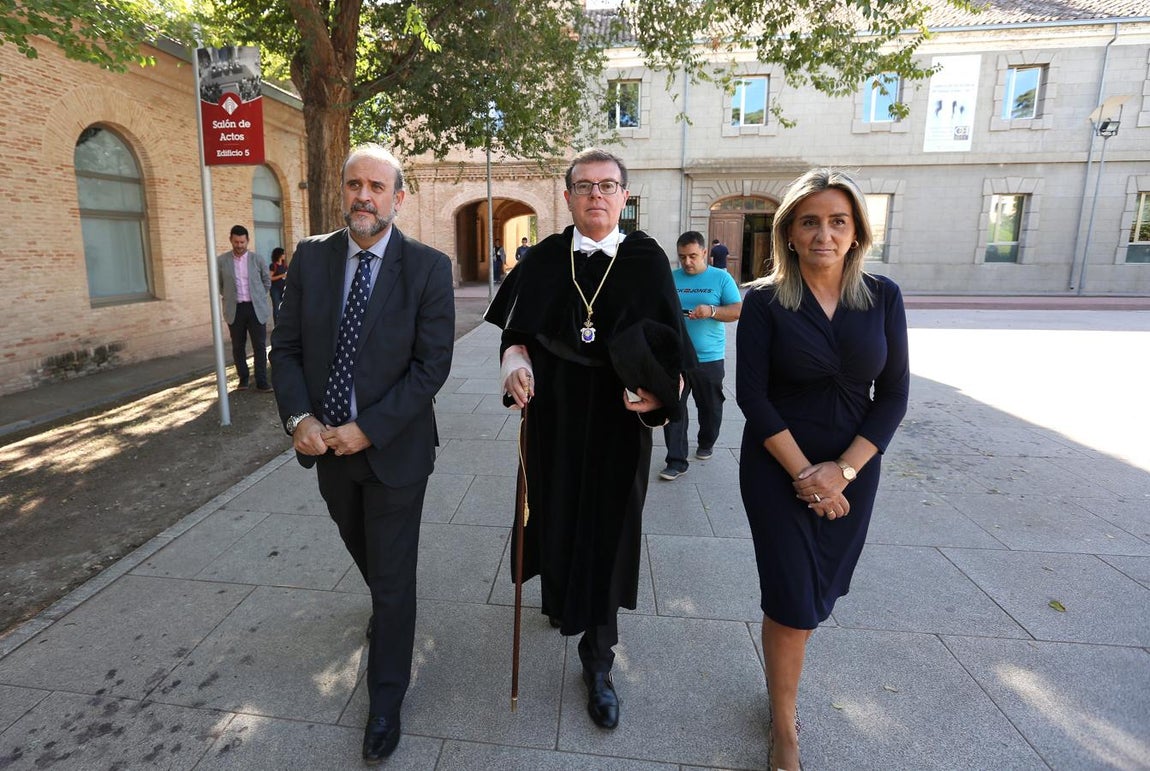 José Luis Martínez Guijarro, el rector, Miguel Ángel Collado, y Milagros Tolón. 